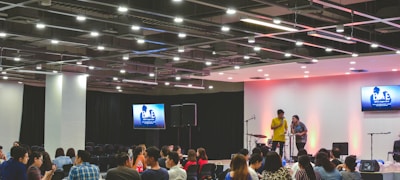 手机、平板、电脑、电视多终端观看直播的示意图