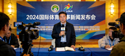 体育记者在新闻发布会现场进行报道